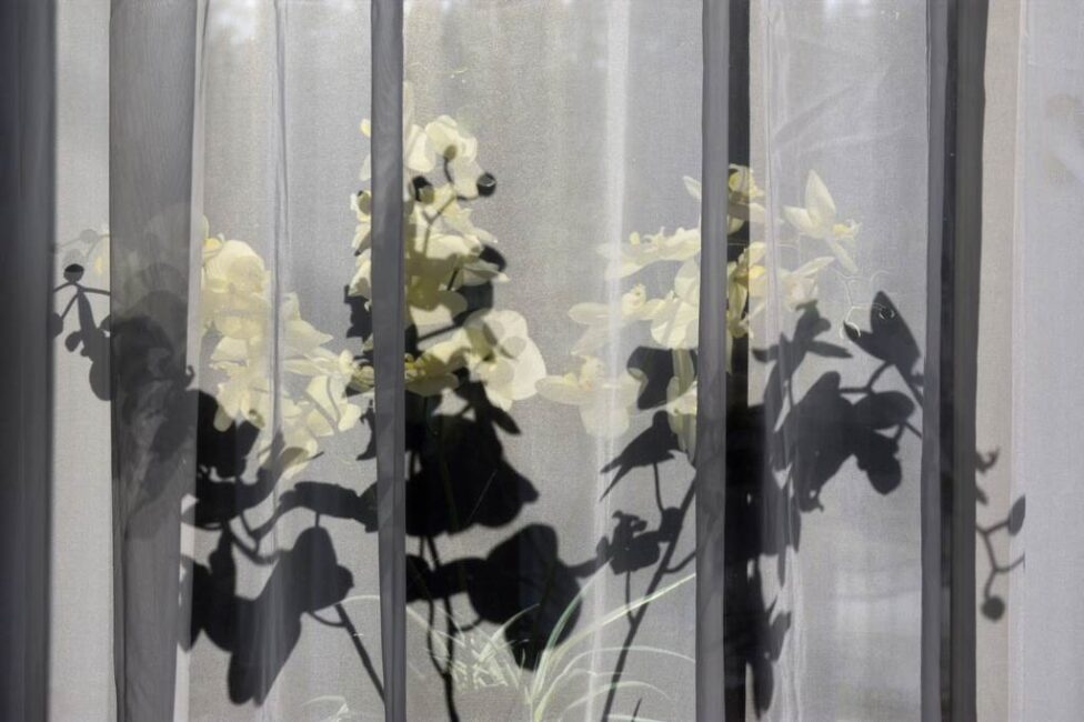 Montaż karnisza na oknach dachowych