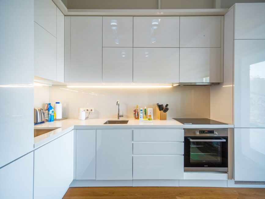 Lakierowane meble kuchenne w jasnym wnętrzu