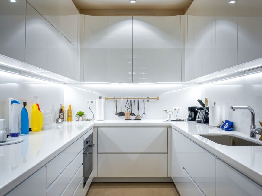 Nowoczesna kuchnia z lakierowanymi powierzchniami i mikrofibrą